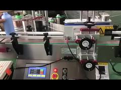 Etiquetadora automática de escritorio para botellas redondas.